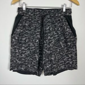 Lululemon Mens Athletic Camouflage Lined Shorts Medium Black Gray Mesh Detail